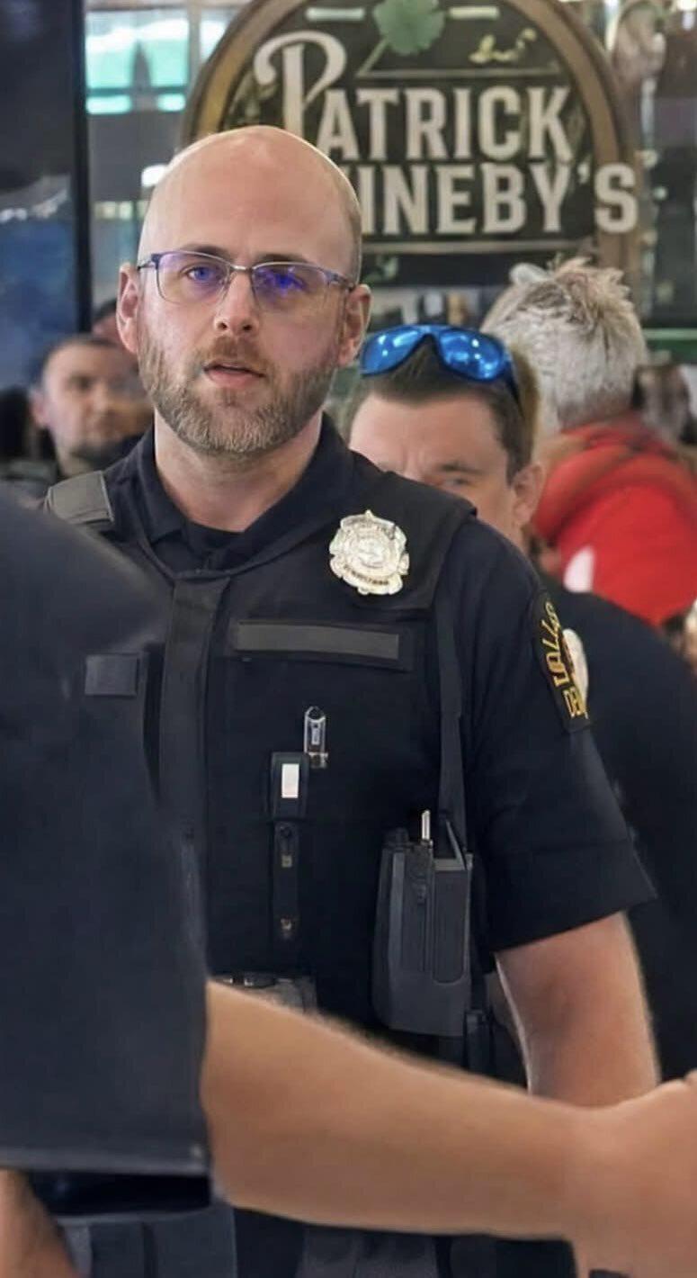 淘汰赛前同美国警察冲突！埃及教练遭暴力推搡，警察一度欲掏枪